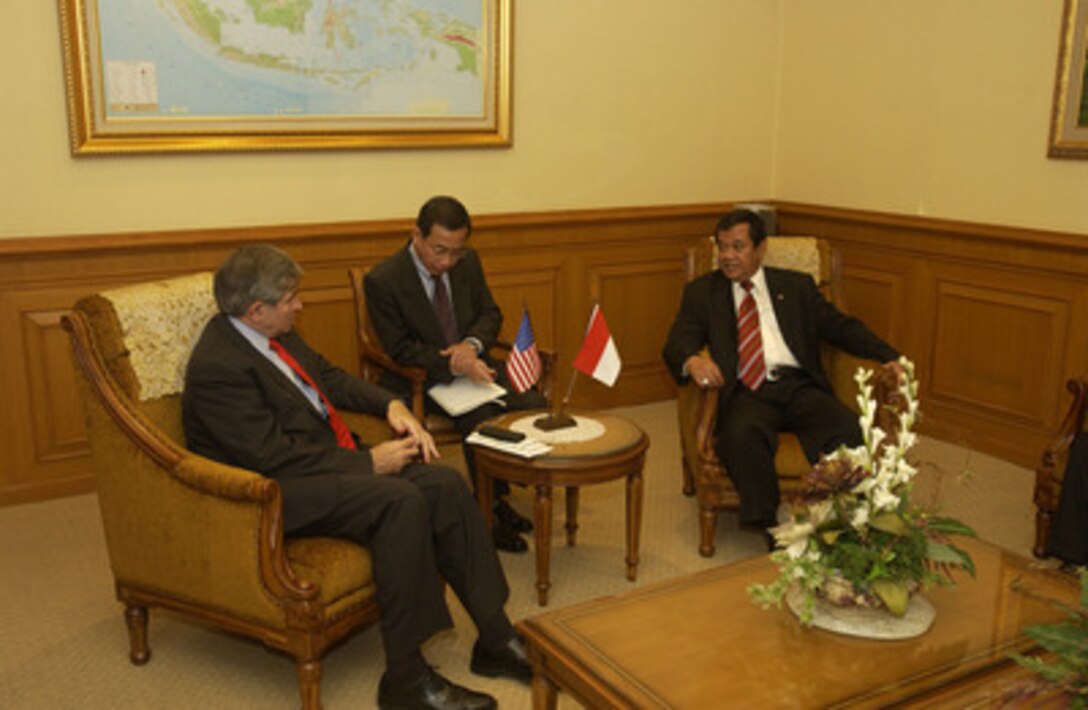 Deputy Secretary of Defense Paul Wolfowitz (left) meets with Indonesia's Minister of Foreign Affairs Noer Hasan Wirajuda (right) in Jakarta, Indonesia, on Jan. 16, 2005. Wolfowitz is in Jakarta to meet with Indonesian officials concerning U.S. relief efforts. 