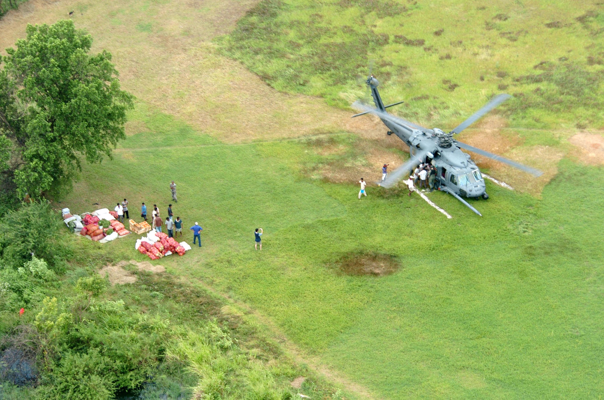 DAMBULA, Sri Lanka -- An HH-60 Pave Hawk helicopter crew picks up vegetables here during an Operation Unified Assistance mission.  The crew is helping bring food, medicine and supplies to the affected areas.  They are assigned to the 33rd Rescue Squadron at Kadena Air Base, Japan.  (U.S. Air Force photo by Master Sgt. Val Gempis)