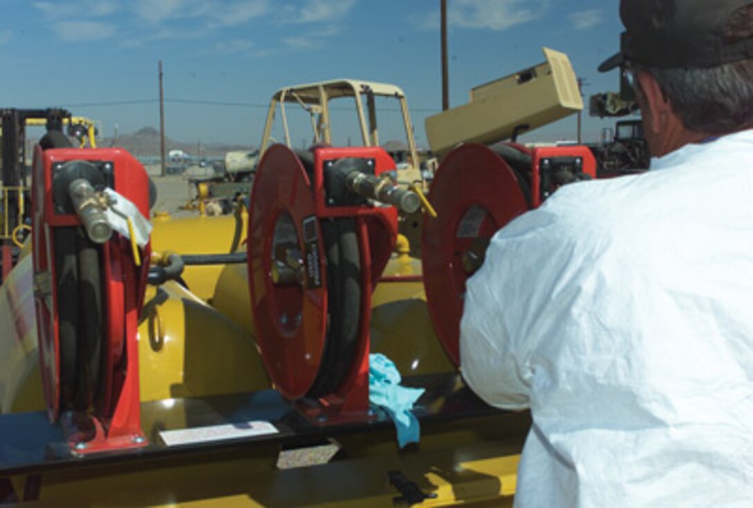 The Sage Oil/Vac is a powerful yet safe piece of equipment, which can be used to drain fluid from a container, put fluid back into a container and fill tires with air. The vacuum's most important feature is that it is mobile and easy to move.
