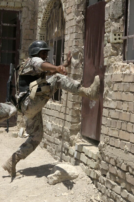 ネオ ですAIR MAN（SECURITY FORCE IN IRAQ） Top Cop:' Airmen remember fallen SF officer in Iraq > Air