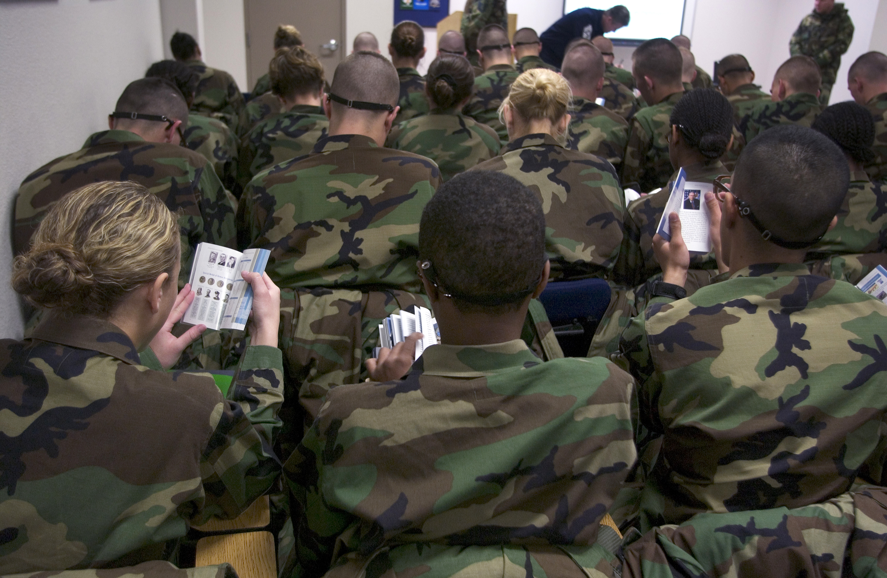Murray launches inaugural edition of Airman handbook > Air Force