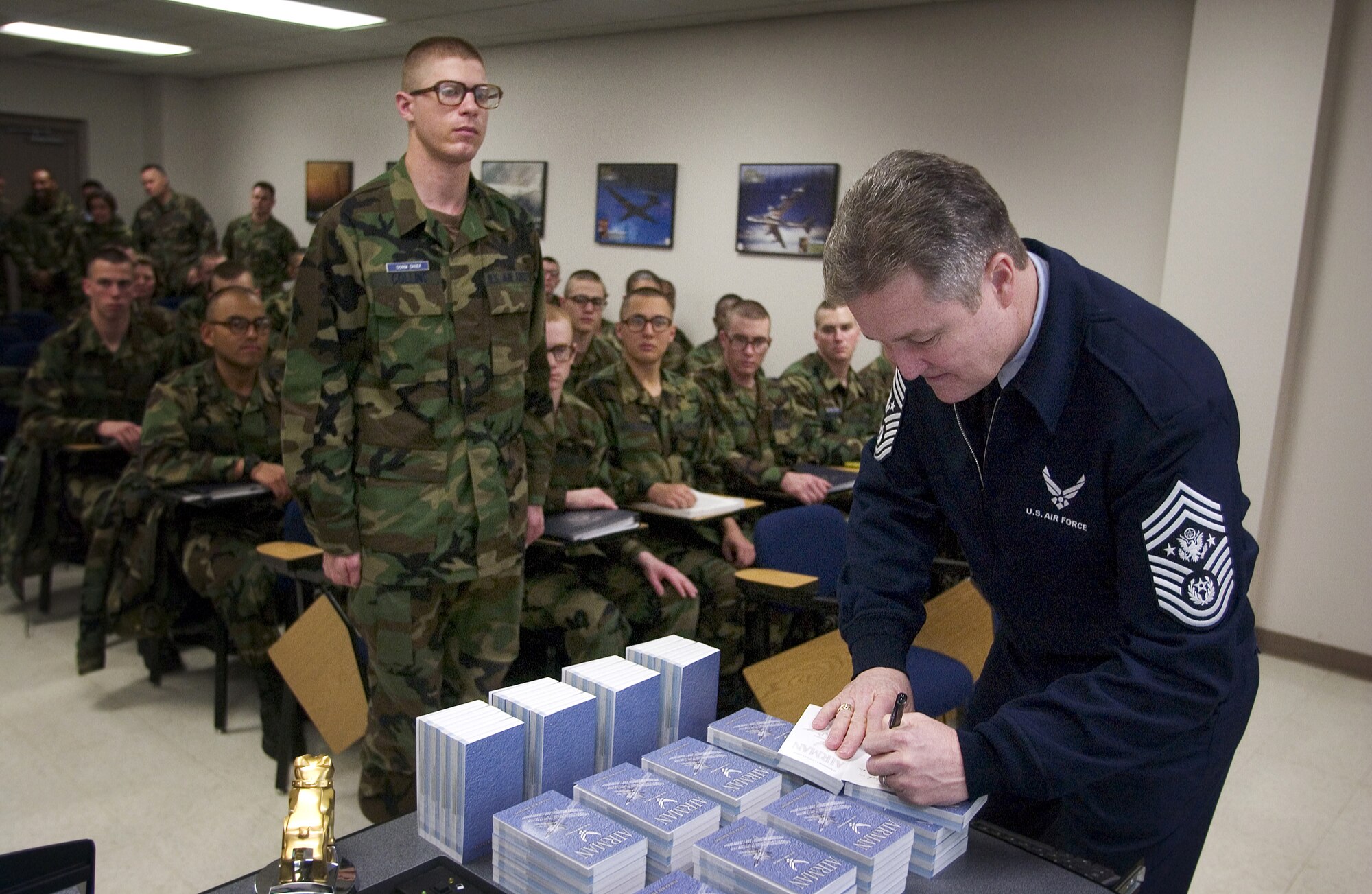 Murray launches inaugural edition of Airman handbook > Air Force