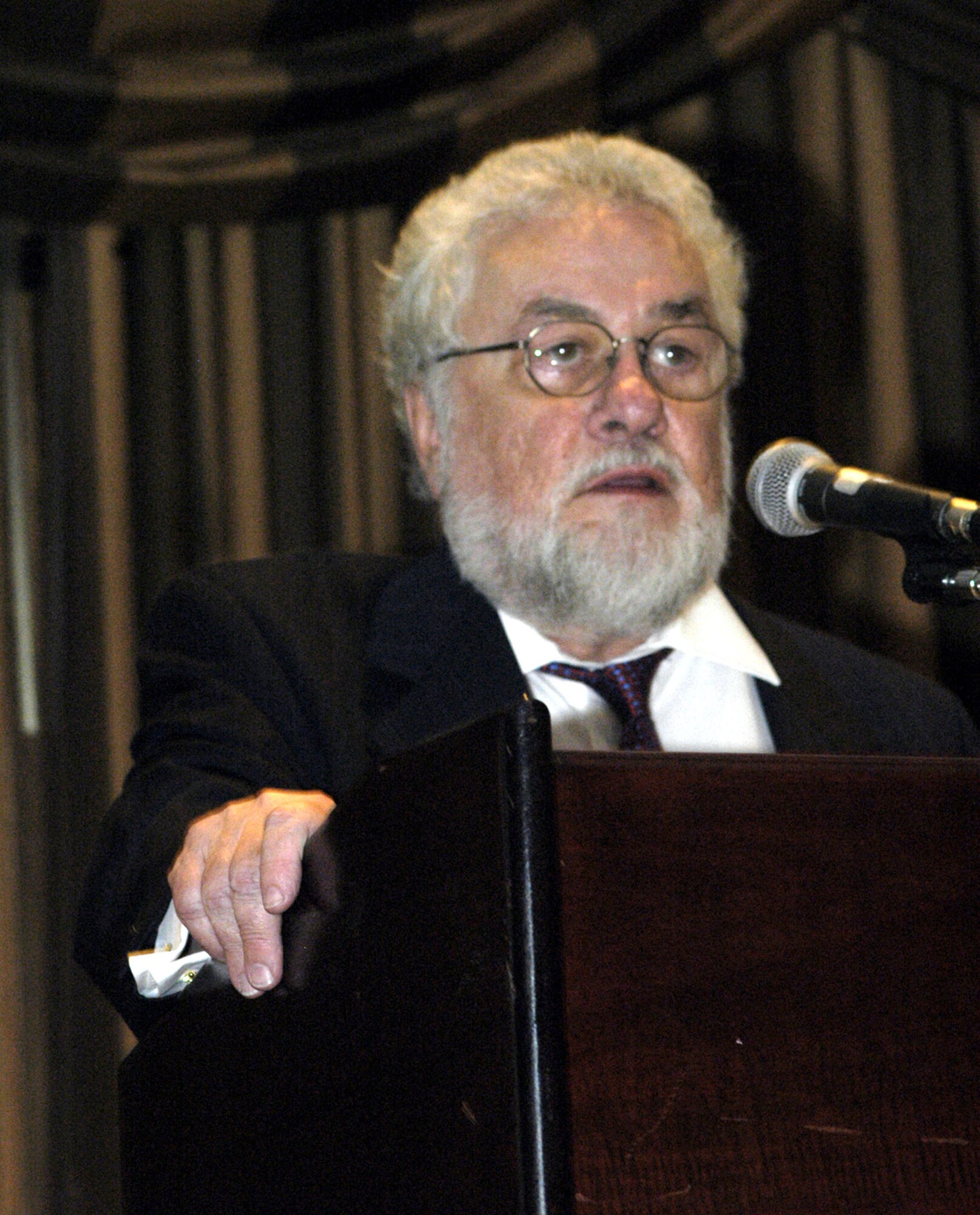 WASHINGTON -- Adrian Cronauer of "Good Morning, Vietnam" fame told a gathering of more than 270 Vietnam War-era families June 15 that their legacy set an example for Korean War and World War II families to form their own family organizations.  (Department of Defense photo by Rudi Williams)