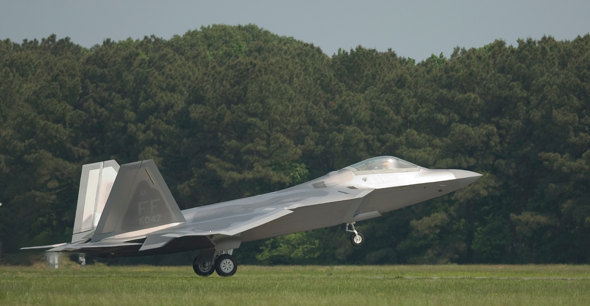 LANGLEY AIR FORCE BASE, Va. -- Langley's first operational F/A-22 Raptor touches down here May 12.  This is the first of 26 Raptors to be delivered to the 27th Fighter Squadron.  The Raptor program is managed by the F/A-22 System Program Office at Wright-Patterson Air Force Base, Ohio. (U.S. Air Force photo by Tech. Sgt. Travis Aston)