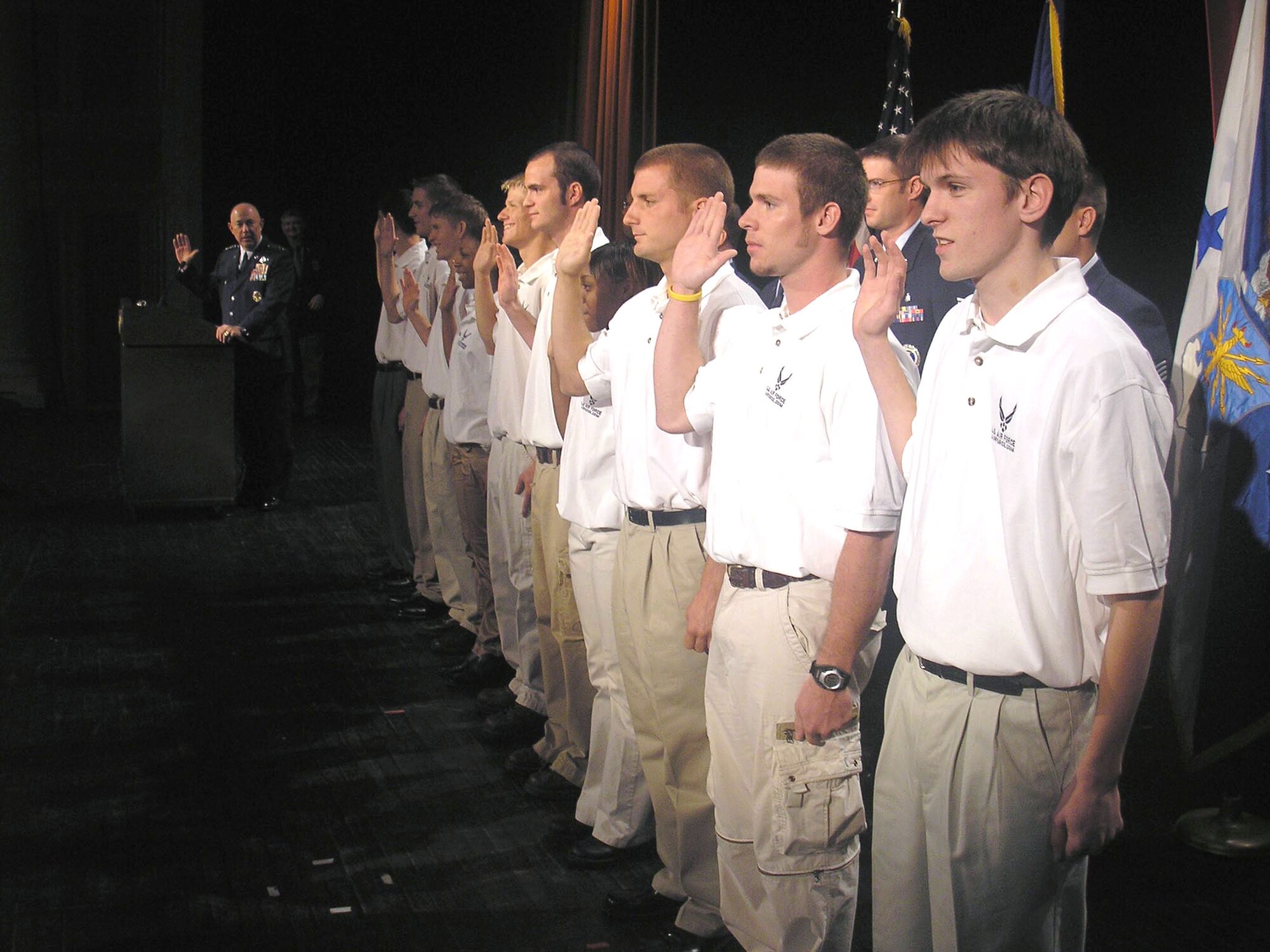 NASHVILLE, Tenn. (AFPN) -- Air Force Chief of Staff Gen. T. Michael Moseley gives recruits the Oath of Enlistment during this year’s Airlift/Tanker Association Convention and Symposium here Oct. 28.  (U.S. Air Force photo)