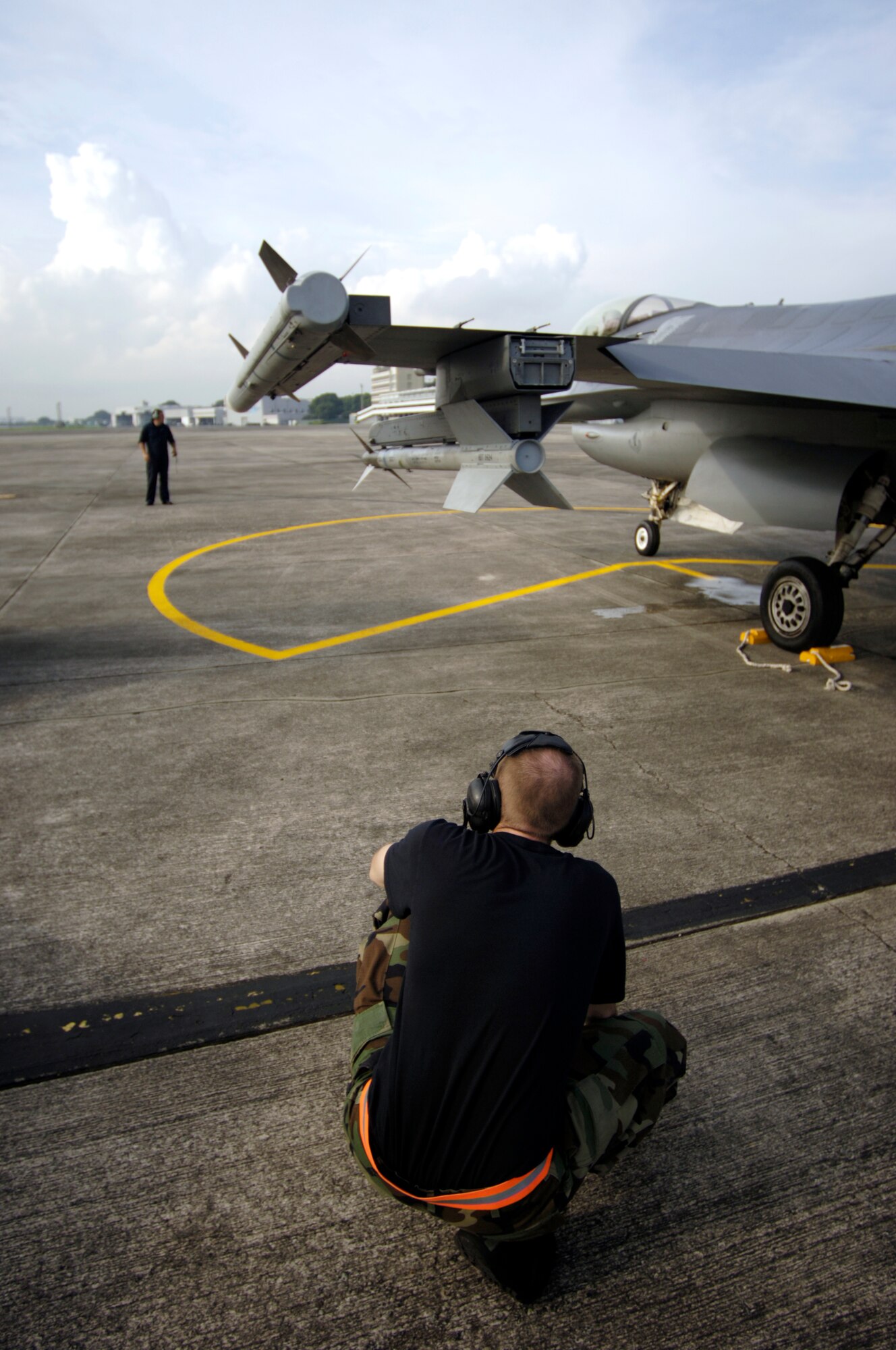 PAYA LEBAR AIR BASE, Singapore -- Crew hhiefs from 14th Fighter Squadron, Misawa, Japan, prepare to launch their F-16 Fighting Falcon for a mission at Paya Lebar Air Base, Singapore, during Exercise Commando Sling. The annual Commando Sling series began in 1990 to provide combined air combat training for U.S. Air Force and Singapore Air Force fighter units. The exercise enables units to sharpen air combat skills, improve procedures for sustained operations at a non-U.S. base, and promote closer relations between the two air forces and nations. (U.S. Air Force photo by Tech. Sgt. Shane A. Cuomo)