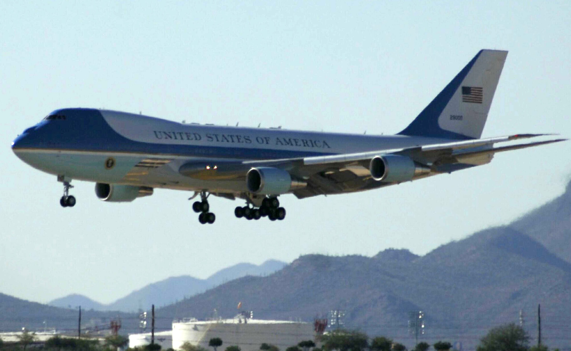 DAVIS-MONTHAN AIR FORCE BASE, Ariz. (AFPN) -- President George W. Bush arrives in Air Force One. President Bush came to speak about current border patrol issues and immigration laws and policies. (U.S. Air Force photo by Airman 1st Class Christina D. Ponte)
