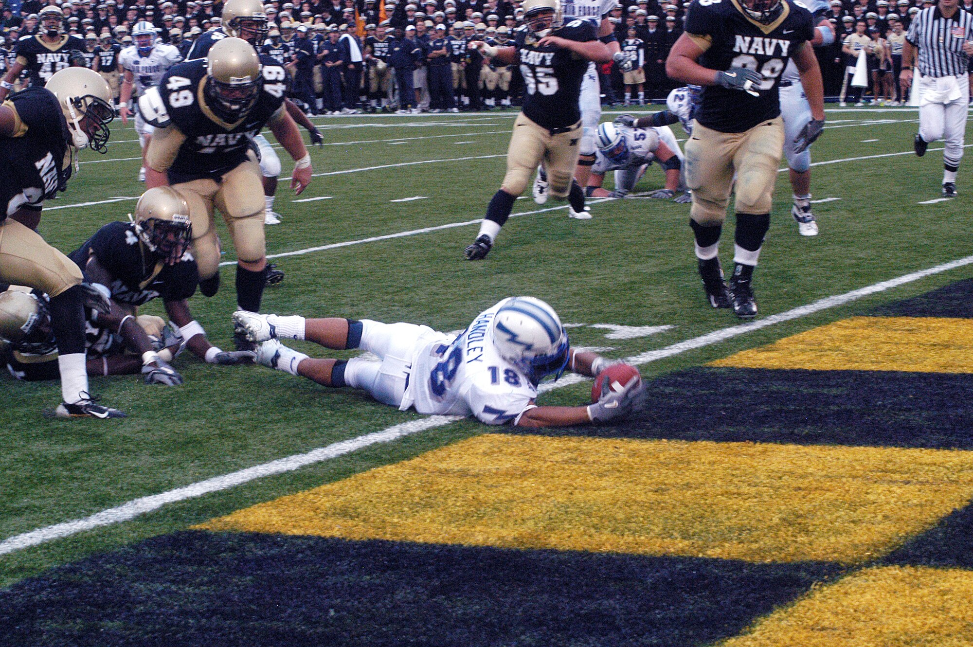 ANNAPOLIS, Md. -- Falcon halfback Justin Handley stretches into the end zone to score from 7 yards out during the third quarter of play against Navy. Navy defeated Air Force 27-24. (U.S. Air Force photo by Tech. Sgt. Roy Utley)