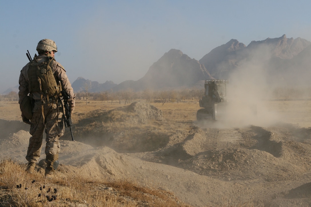 Marines from 1st Battalion, 3rd Marine Regiment (1/3), perform a casualty evacuation drill during continous field operations conducted this week in Bridgeport, Calif., and Hawthorne, Nev.