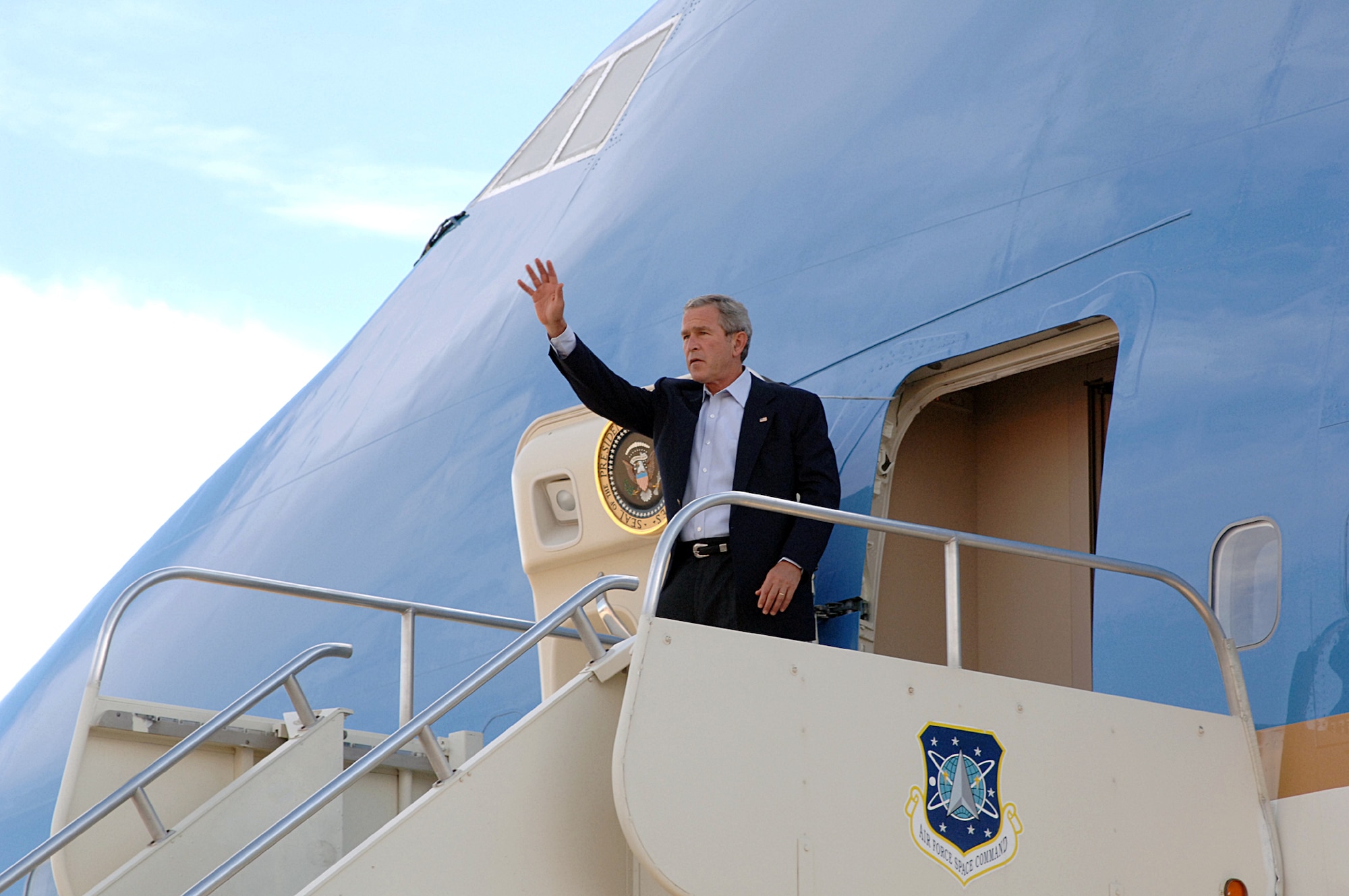 PETERSON AIR FORCE BASE, Colo. -- President George W. Bush arrives here Sept. 23.  He came to U.S. Northern Command headquarters to monitor Hurricane Rita from the command's joint operations center. (U.S. Air Force photo by Tech. Sgt. Lawrence Holmes)