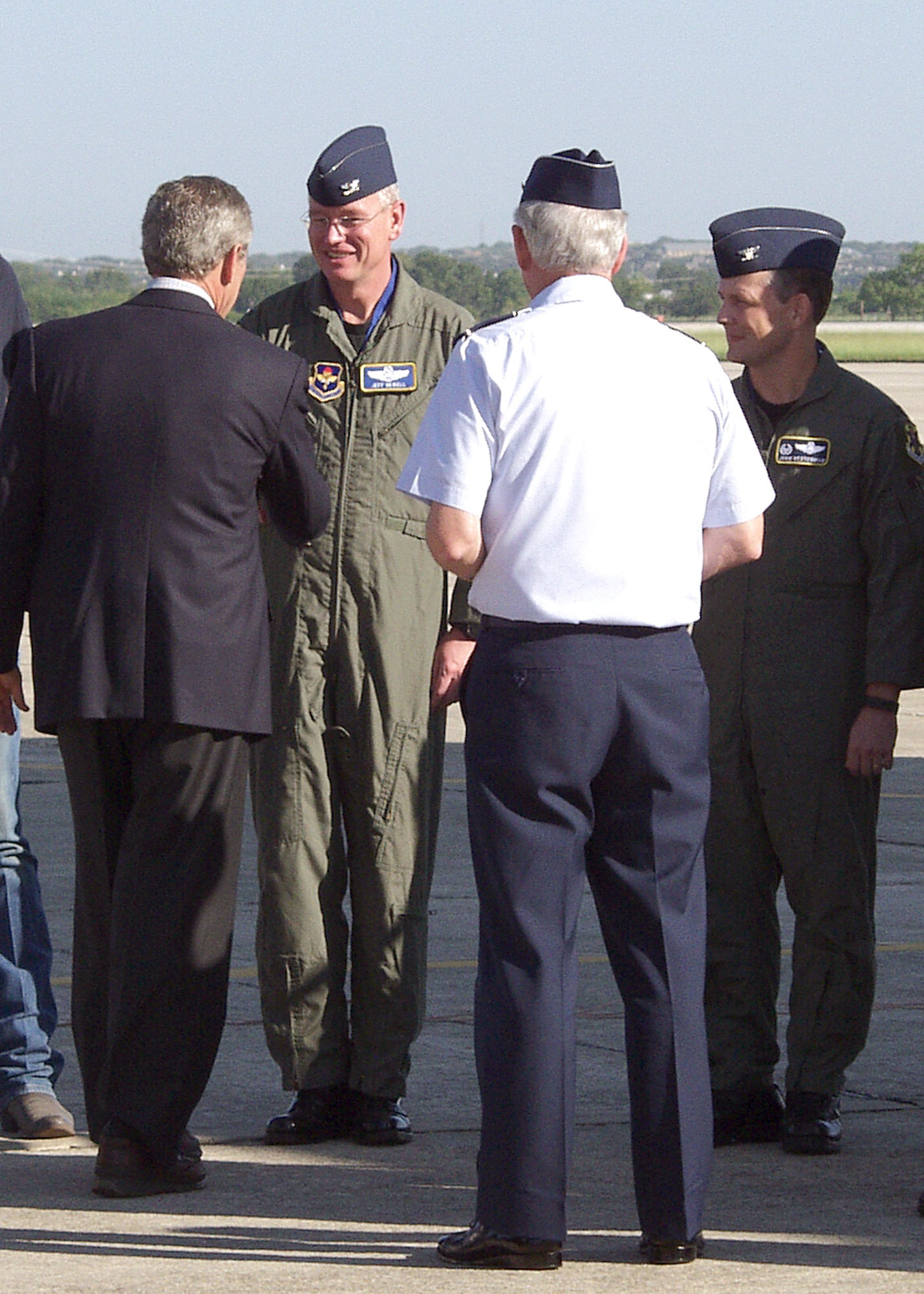RANDOLPH AIR FORCE BASE, Texas -- President George W. Bush shakes the hand of Col. John Newell prior to his Sept. 25 departure here where he received a briefing about the military's response in the aftermath of Hurricane Rita. Colonel Newell is commander of the 12th Operations Group here. (U.S. Air Force photo by Michael Briggs)