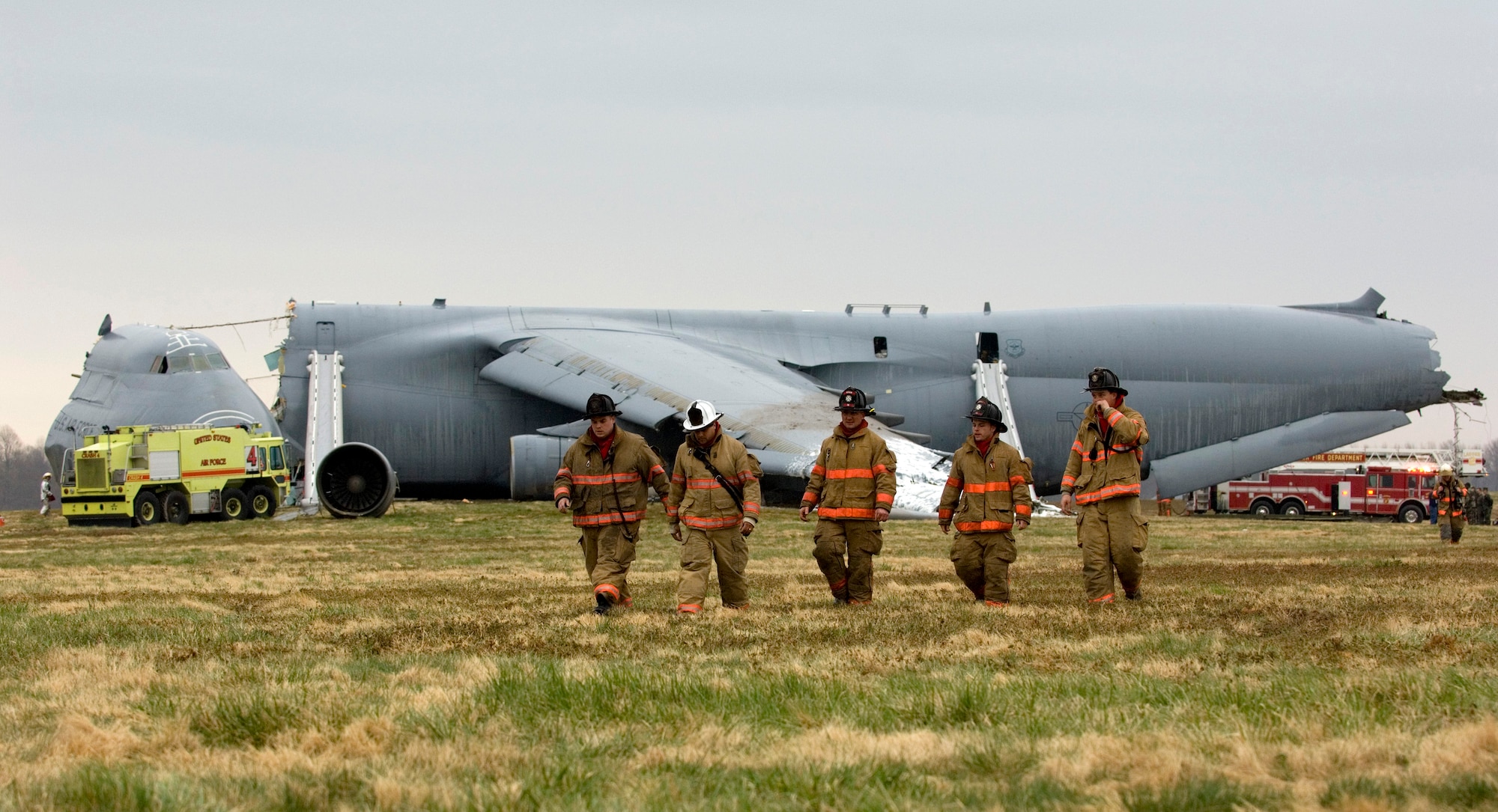 Emergency responders are on the scene of a C-5 Galaxy crash today, April 3, 2006 at Dover Air Force Base, Del. (U.S. Air Force photo/Doug Curran)
 
