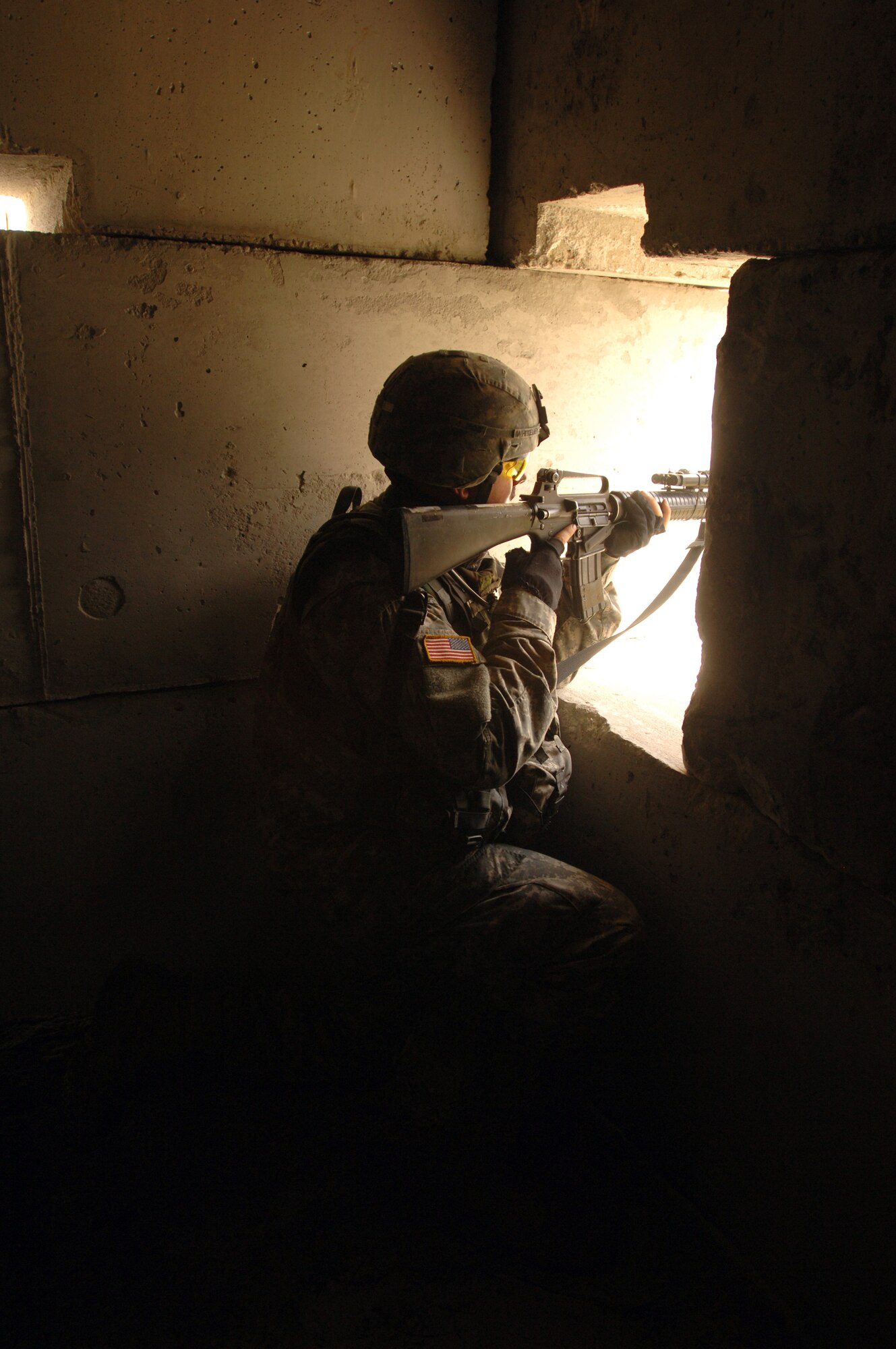 Pfc. Adam Hutchinson keeps eyes on aggressors from a secured building in the mock village on Wednesday, March 29, 2006, at Avon Park, Fla. More than 250 servicemembers participate in Atlantic Strike III, a joint deployment training. (U.S. Air Force photo/Staff Sgt. Ashley S. Brokop)
 

