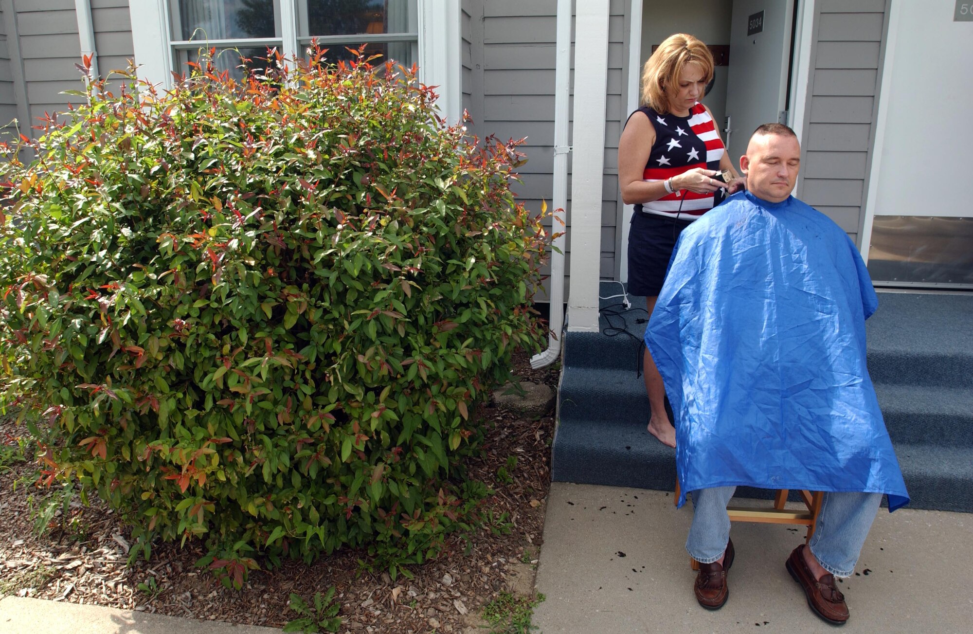 Robin cuts Chuck’s hair the day before their transplant surgery.