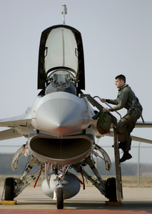 Maj. Mark Mitchum climbs the ladder to the cockpit of his F-16 Fighting ...