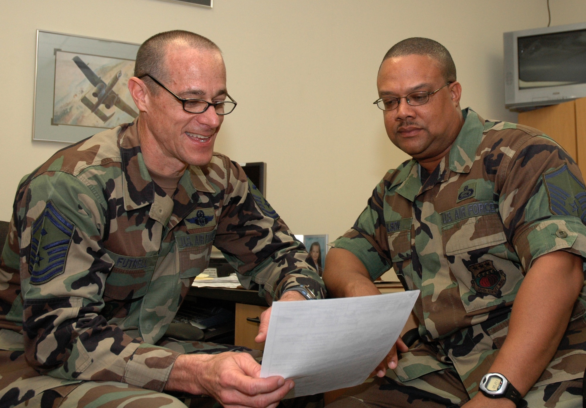 Senior Master Sgt. Ben Futrell, incoming 315th Airlift Wing command chief master sergeant, (left) mentors troops as part of his job.  Sergeant Futrell will start his new position and sew on chief master sergeant on May 1. (Photo by Tony Clark, USAFR)