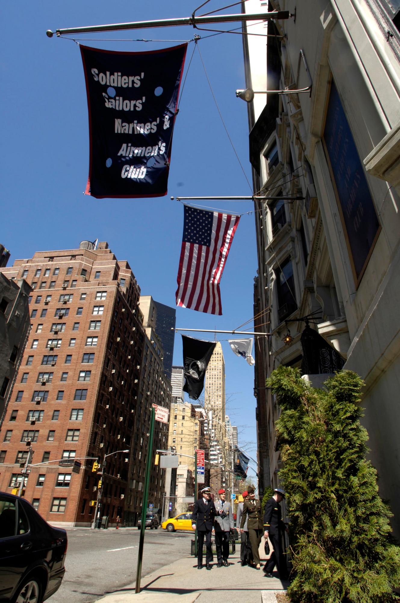 German and Latvian servicemembers in town for a United Nations conference stop by to see the Soldiers', Sailors', Marines' and Airmen's Club in Manhattan. (U.S. Air Force photo/Master Sgt. Scott Wagers) 
