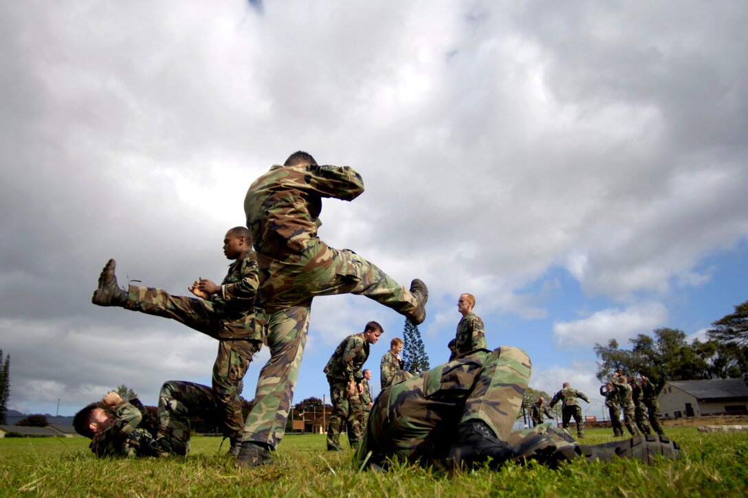 Tactical air controllers from the 25th Air Support Operation Squadron practice close-combat skills training Thursday, April 13, 2006, at Wheeler Army Air Field, Hawaii. (U.S. Air Force photo/Tech. Sgt. Shane A. Cuomo) 