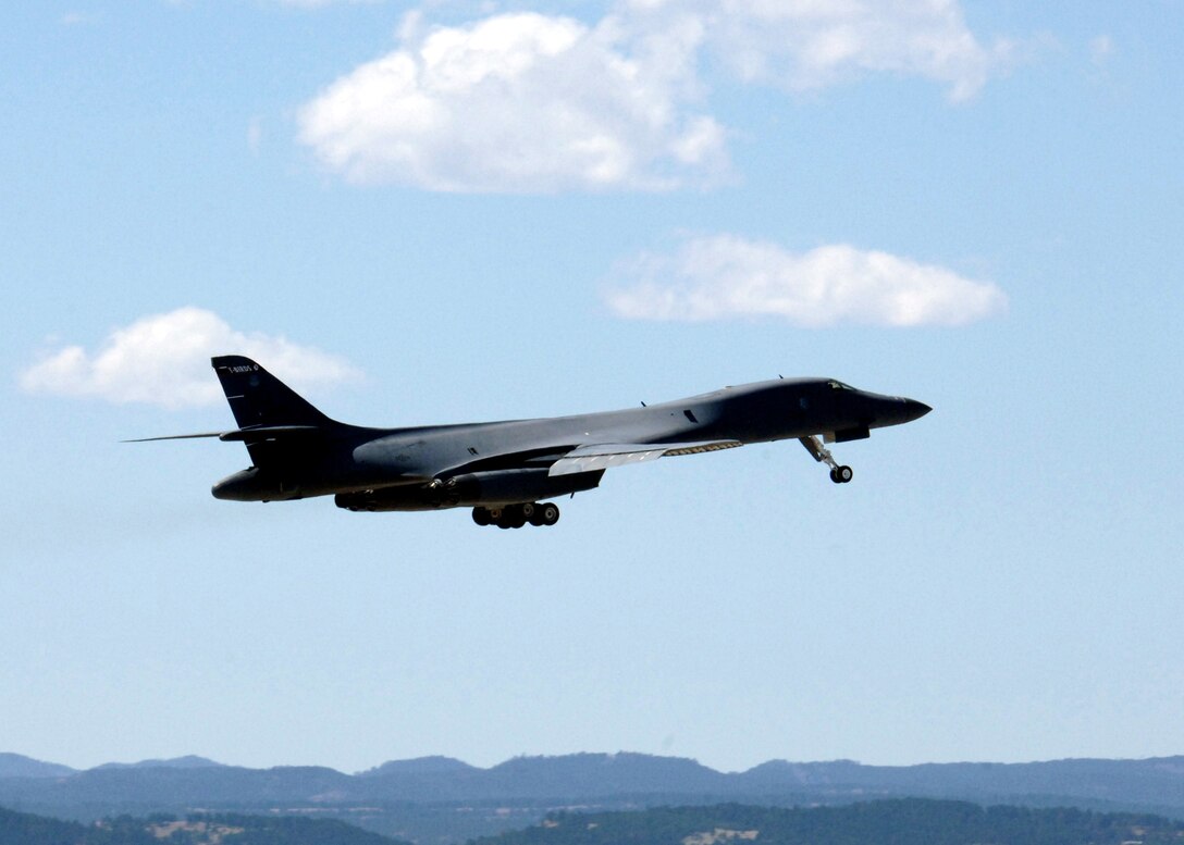 A B-1 Lancer from the 28th Bomb Wing takes off at Ellsworth Air Force Base, S.D., on Thursday, April 13, 2006. (U.S. Air Force photo/Airman Angela Ruiz) 
