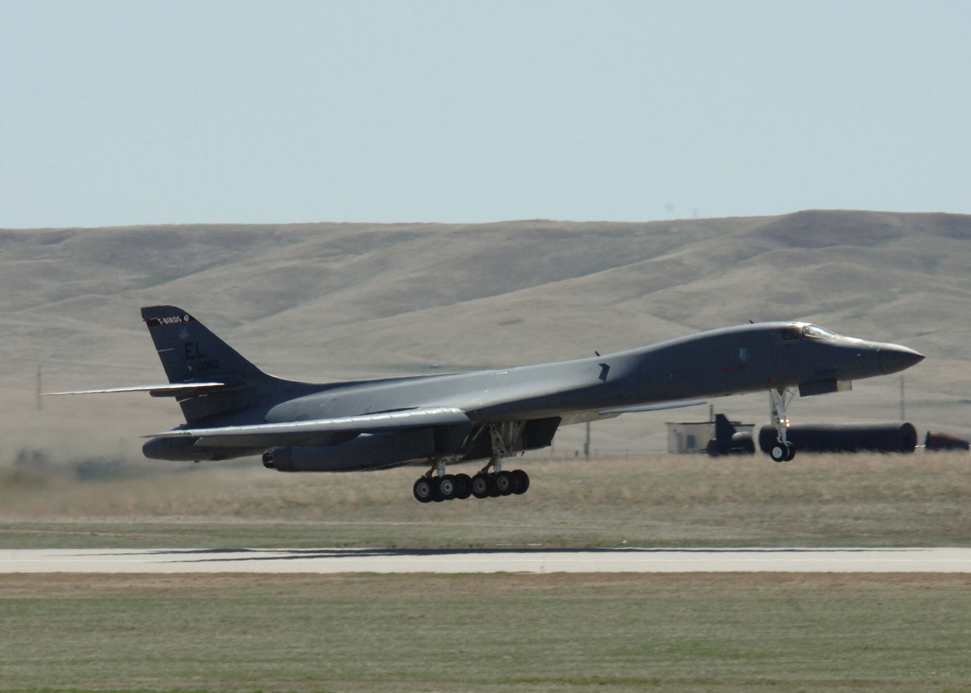 A B-1 Lancer from the 28th Bomb Wing practices "touch and go" procedures at Ellsworth Air Force Base, S.D., on Thursday, April 13, 2006. (U.S. Air Force photo/Airman Angela Ruiz) 


