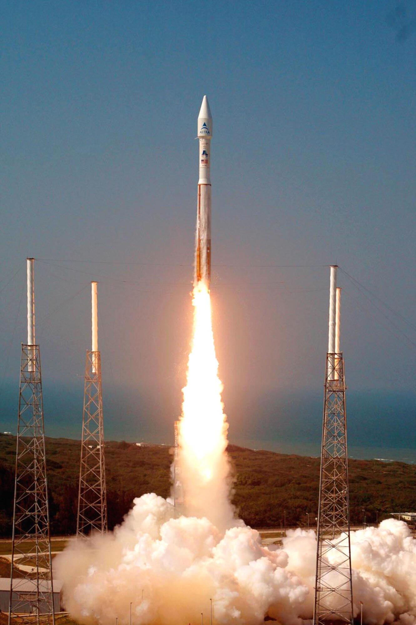 An Atlas 5 booster blasts off from Space Launch Complex 41 at Cape Canaveral Air Force Station, Fla, on Thursday, April 20, 2006. The rocket carried a commercial television satellite into orbit. (Lockheed Martin Corporation photo/Pat Corkery) 
