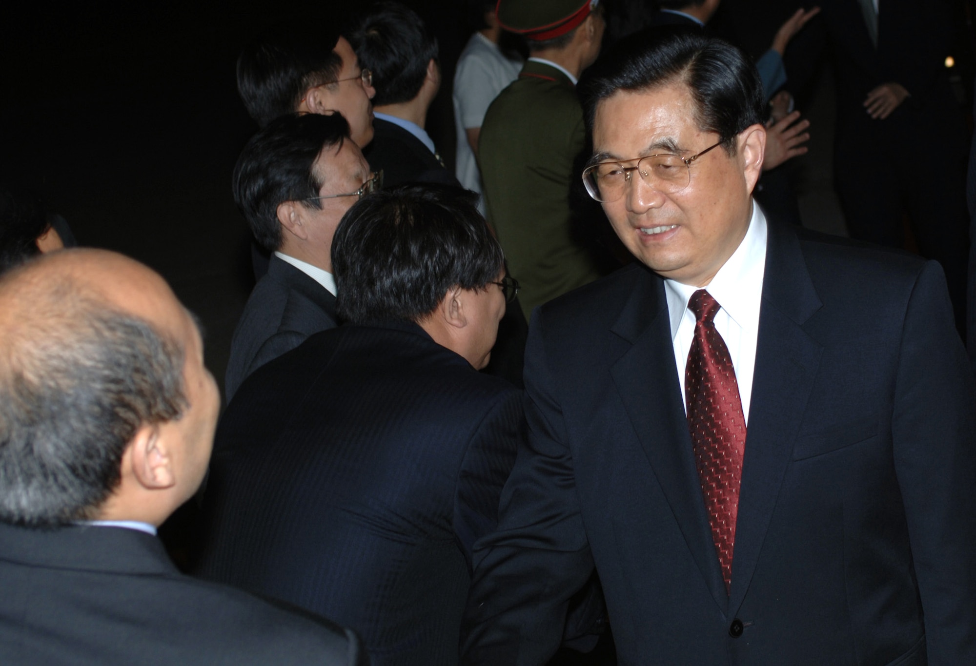 President Hu Jintao of China is greeted as he arrives at Andrews Air Force Base, Md., Thursday, April 19, 2006. (U.S. Air Force photo/Staff Sgt. Jason W. Edwards) 

