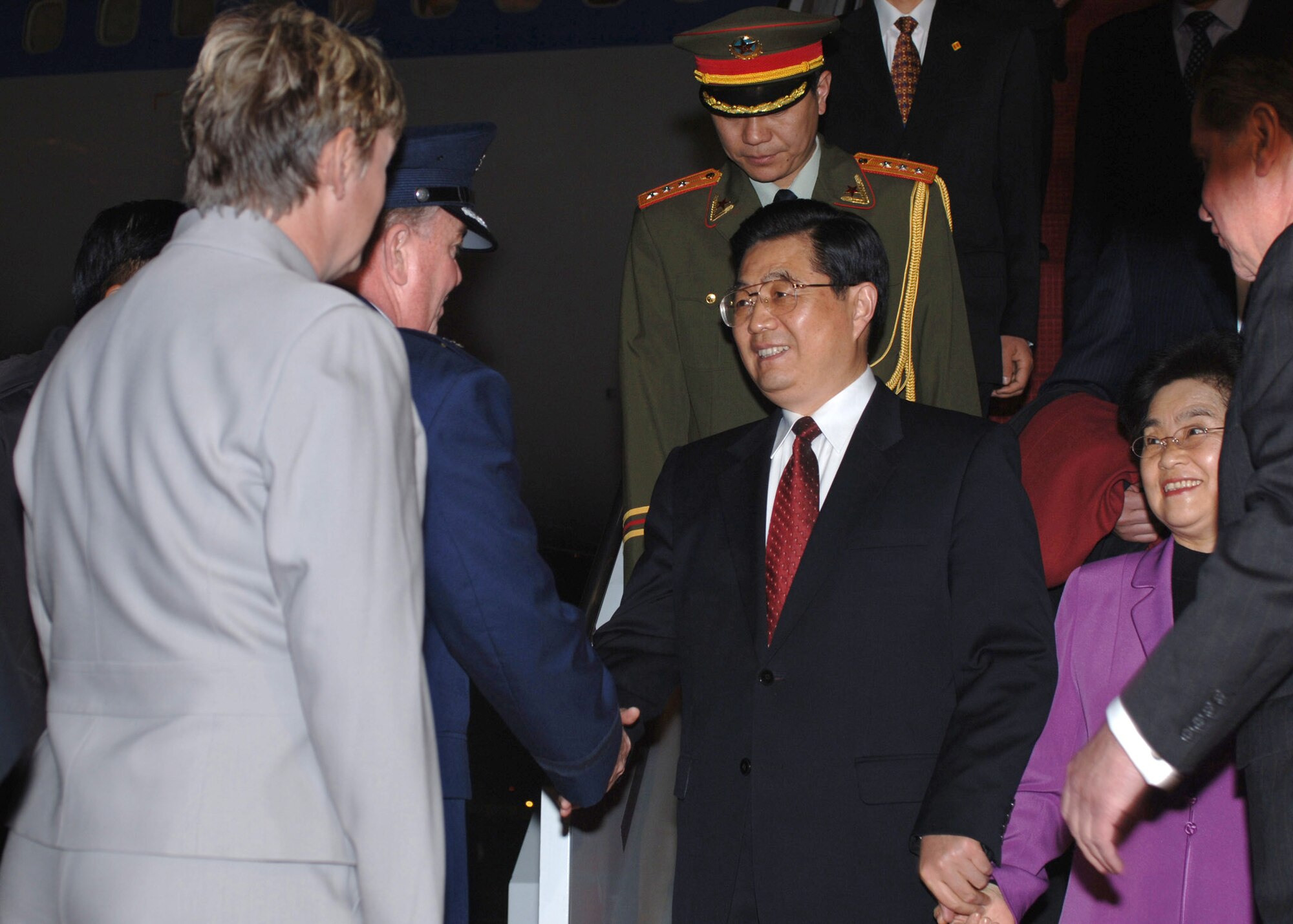 President Hu Jintao of China is greeted by Brig. Gen. Thomas Travis, 89th Medical Group commander, as he arrives at Andrews Air Force Base, Md., Thursday, April 19, 2006. (U.S. Air Force photo/Staff Sgt. Jason W. Edwards) 

