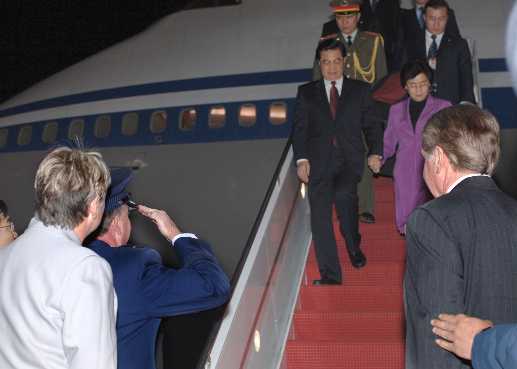 President Hu Jintao of China is greeted as he arrives at Andrews Air Force Base, Md., Thursday, April 19, 2006. (U.S. Air Force photo/Staff Sgt. Jason W. Edwards)
