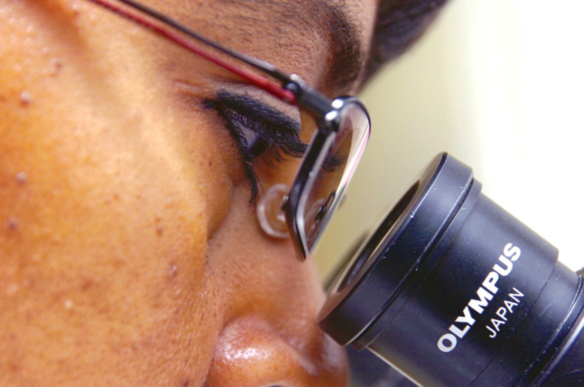 Helena Smalls peers through a microscope to determine a type of fungus. Ms. Smalls is a histopathology technician with the 89th Medical Support Squadron pathology department at Andrews Air Force Base, Md. (U.S. Air Force photo/Bobby Jones)
