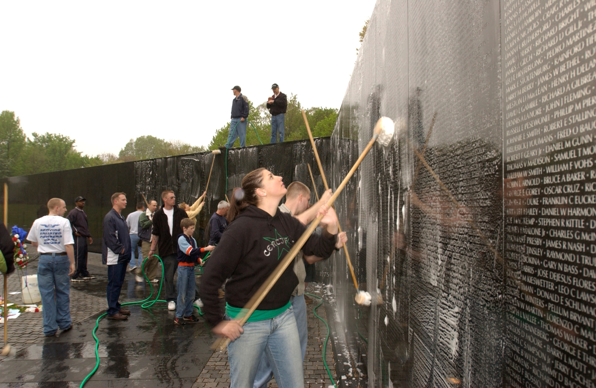 AFSA members clean Vietnam Memorial > Air Force > Article Display