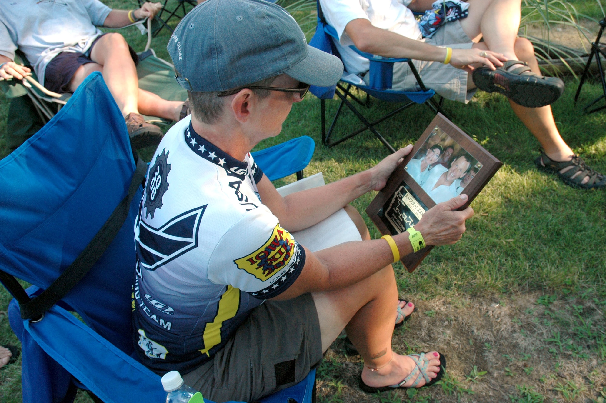 Pamela Vineyard, an ovarian cancer patient, underwent chemotherapy February through April and came back to train for the more than 450-mile ride across the state of Iowa. She met her hero, Lance Armstrong, at a reception in his honor July 27. (U.S. Air Force photo/1st Lt. Kristen Duncan) 
