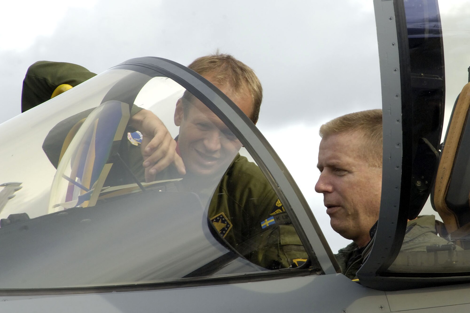 Swedish Lt. Col. Ken Lindburg shows Col. Rusty Cabot the new JAS-39 Gripen aircraft during Exercise Cooperative Cope Thunder at Eielson Air Force Base, Alaska, on July 31.  Colonel Lindburg is the detachment commander for the Swedish Air Force Tango Red Gripen squadron. Colonel Cabot is the 35th Air Expeditionary Wing commander. (Courtesy photo/Cpl. J.A. Wilson)