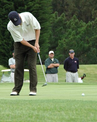 Geoffrey Mann drops in a 15-foot putt on the 18th hole that pushed the 2006 Air Force Golf Championship match into a playoff Aug. 4 at Marshallia Ranch Golf Course, Vandenberg Air Force Base, Calif. (U.S. Air Force photo/Staff Sgt. Raymond Hoy)

