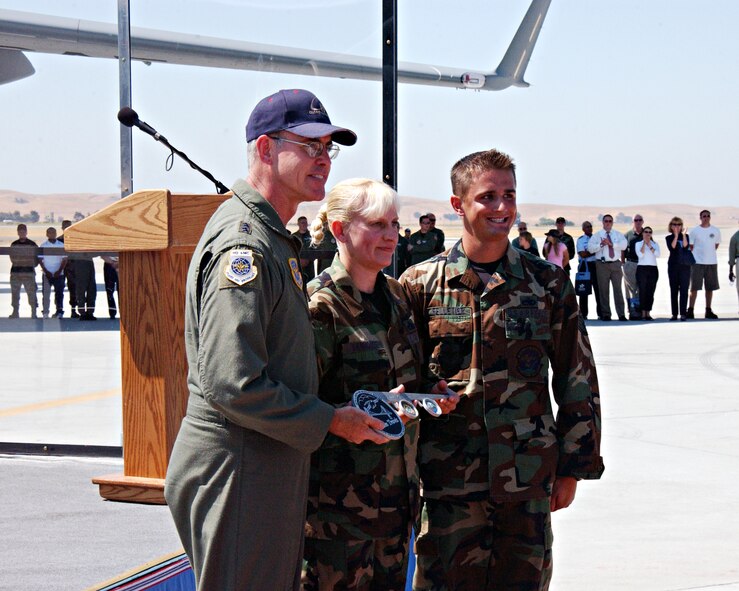 Major General Thomas P. Kane presents the "key" to the aircraft to maintenance personnel MSgt Theresa Van Hoose, 945th Aircraft Maintenance Squadron and SSgt Joel Pelletier, 860th Aircraft Maintenance Squadron. The C-17 that arrived this day is the first of thirteen that will be stationed at Travis.
Travis AFB, CA
(US Air Force Photo by Mr. David Cushman, GS-11)