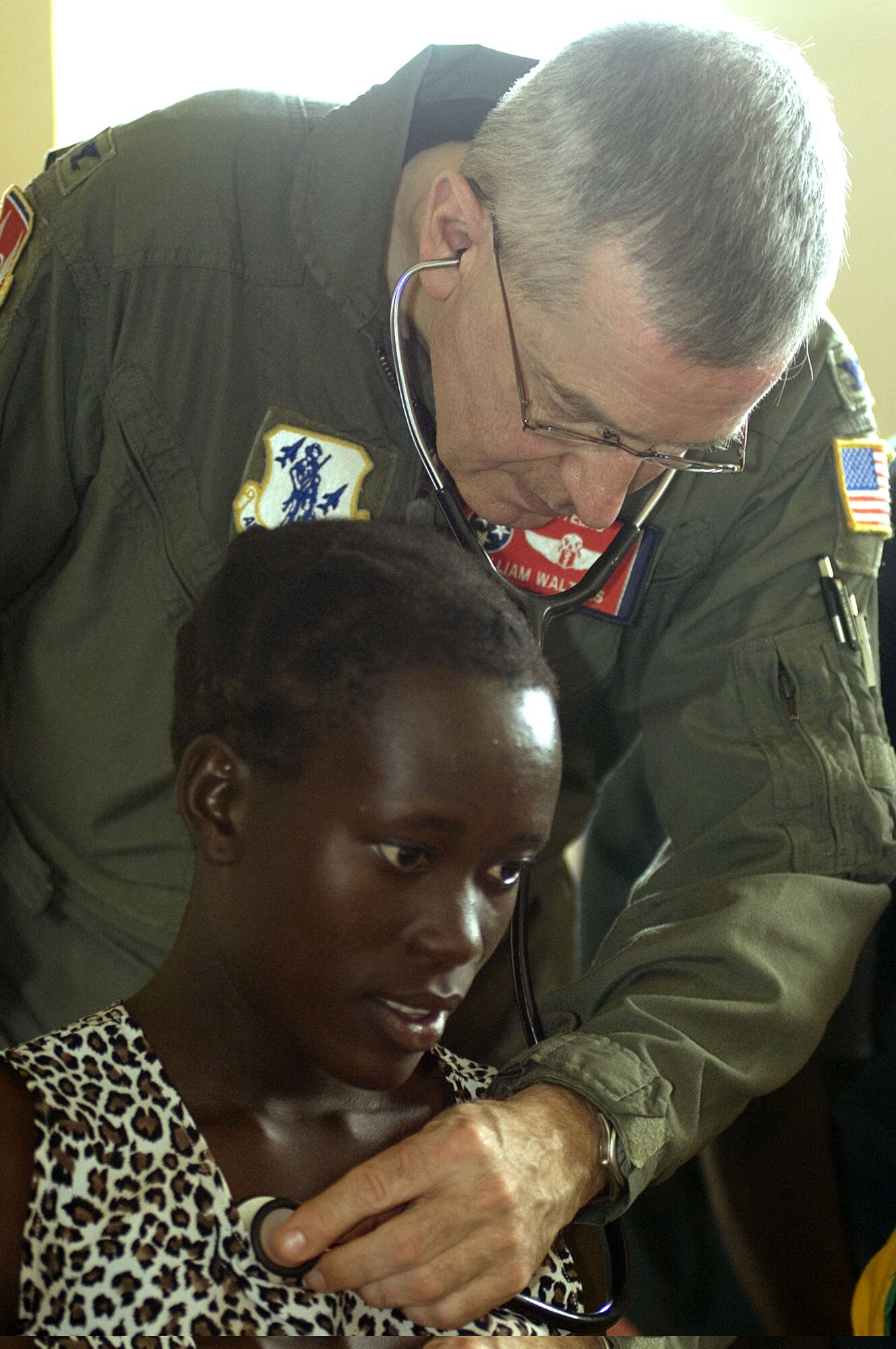 Dr. (Col.) William Walters listens to the lungs of a Ugandan patient during the training exercise Natural Fire 2006 in Soroti, Uganda, on Aug. 8. Colonel Walters is with the Tennessee Air National Guard and is helping provide medical civil assistance. (U.S. Air Force photo/Master Sgt. John E. Lasky) 

