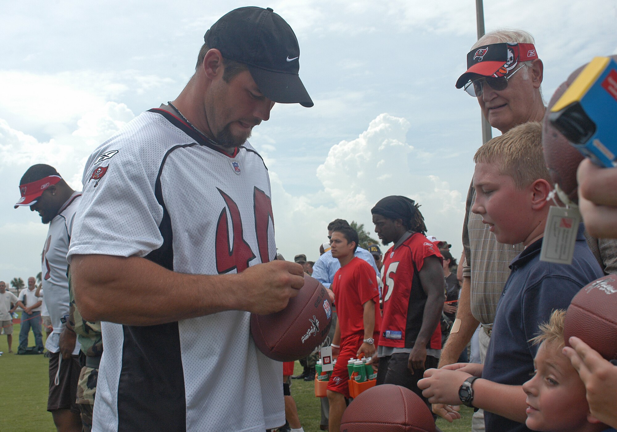 Mike Alstott, Tampa Bay Buccaneers starting fullback, signs an autograph for a fan before the pre-game, walkthrough practice held at MacDill AFB, Fla., Friday, Aug. 8. Active-duty military who attended were able to stand on the base’s multi-purpose athletic field and get an up-close look at the 2006 Buccaneers.