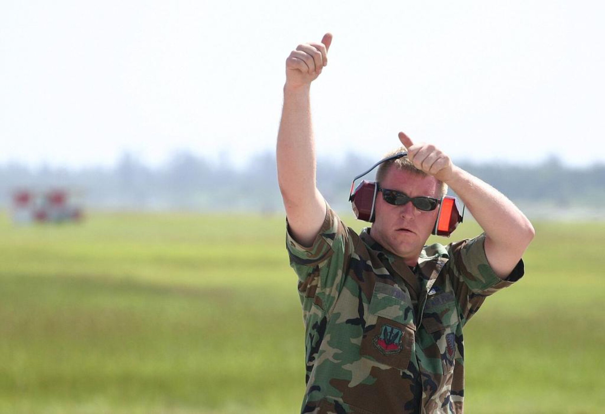 Staff Sgt. Ted Yoder signals that the aircraft is ready for flight after end-of-runway checks on an F-16 Aug. 11 here at Homestead Air Reserve Base, Fla. 482nd Fighter Wing pilots and maintainers headed to Hickam Air Force Base to train with the Hawaii Air National Gaurd in exercise Cactus Aloha. (US Air Force photo by Tech. Sgt. Bucky Parrish)