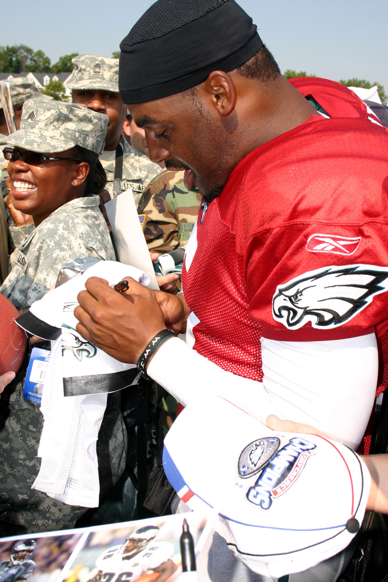 Donavan McNabb, Eagles quarterback, signs autographs for servicemembers.