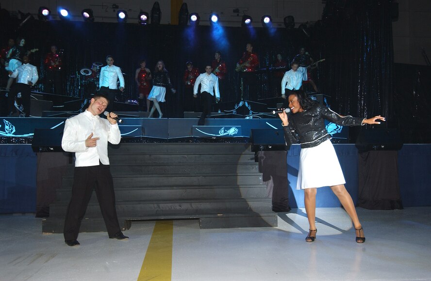 Tops in Blue vocalists Senior Airman Matthew Bowman and Staff Sgt. Tenisia Jones perform a song for McChord’s Airmen and their families during the concert. 
(U.S. Air Force/photo Abner Guzman)