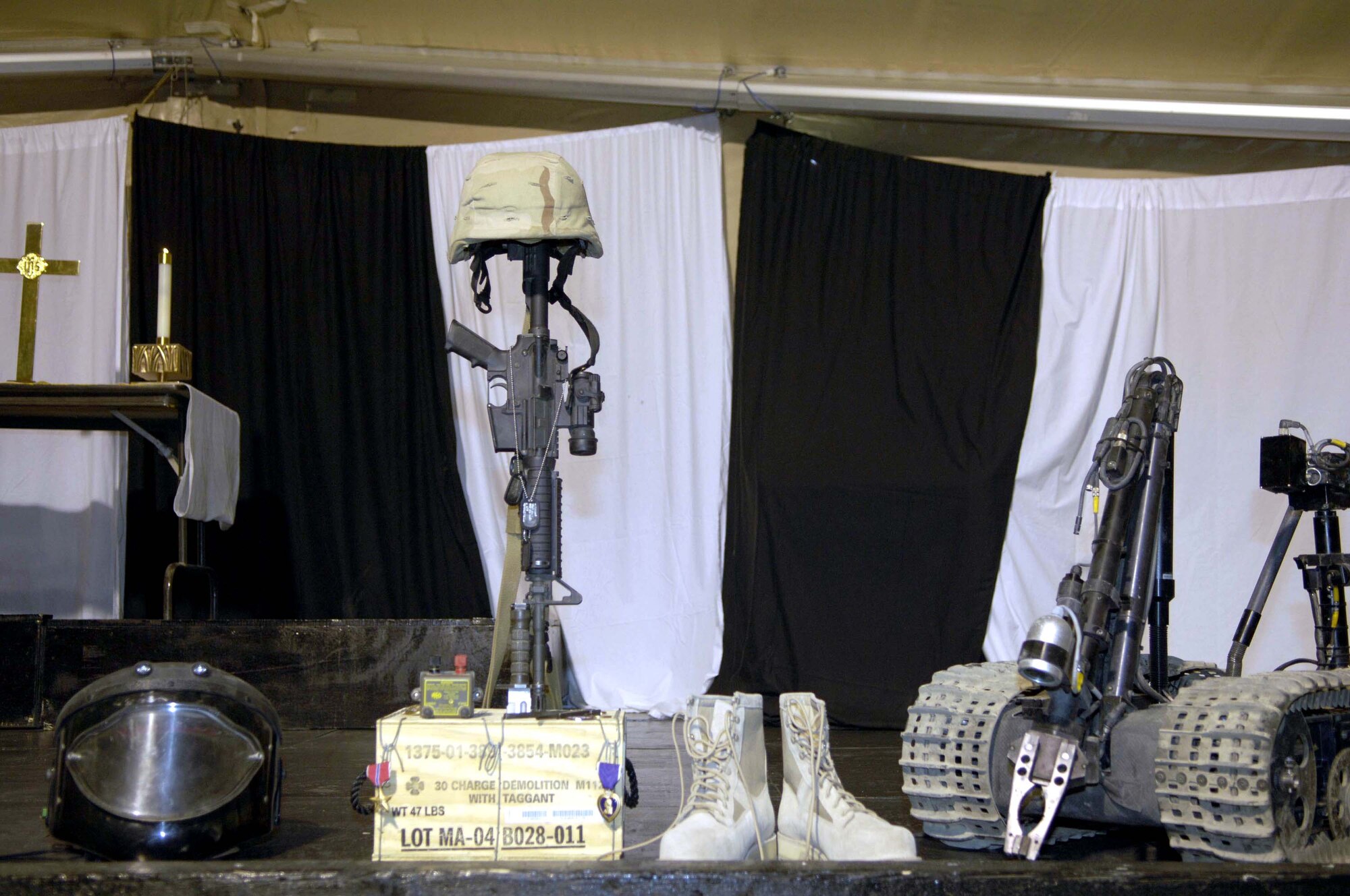 A memorial honors Master Sgt. Brad A. Clemmons, a veteran explosive ordnance disposal technician, during a service Aug. 24. Sergeant Clemmons died Aug. 21 when his vehicle struck an improvised explosive device near Taji, Iraq. (U.S. Air Force photo/Senior Airman Andrew Oquendo)