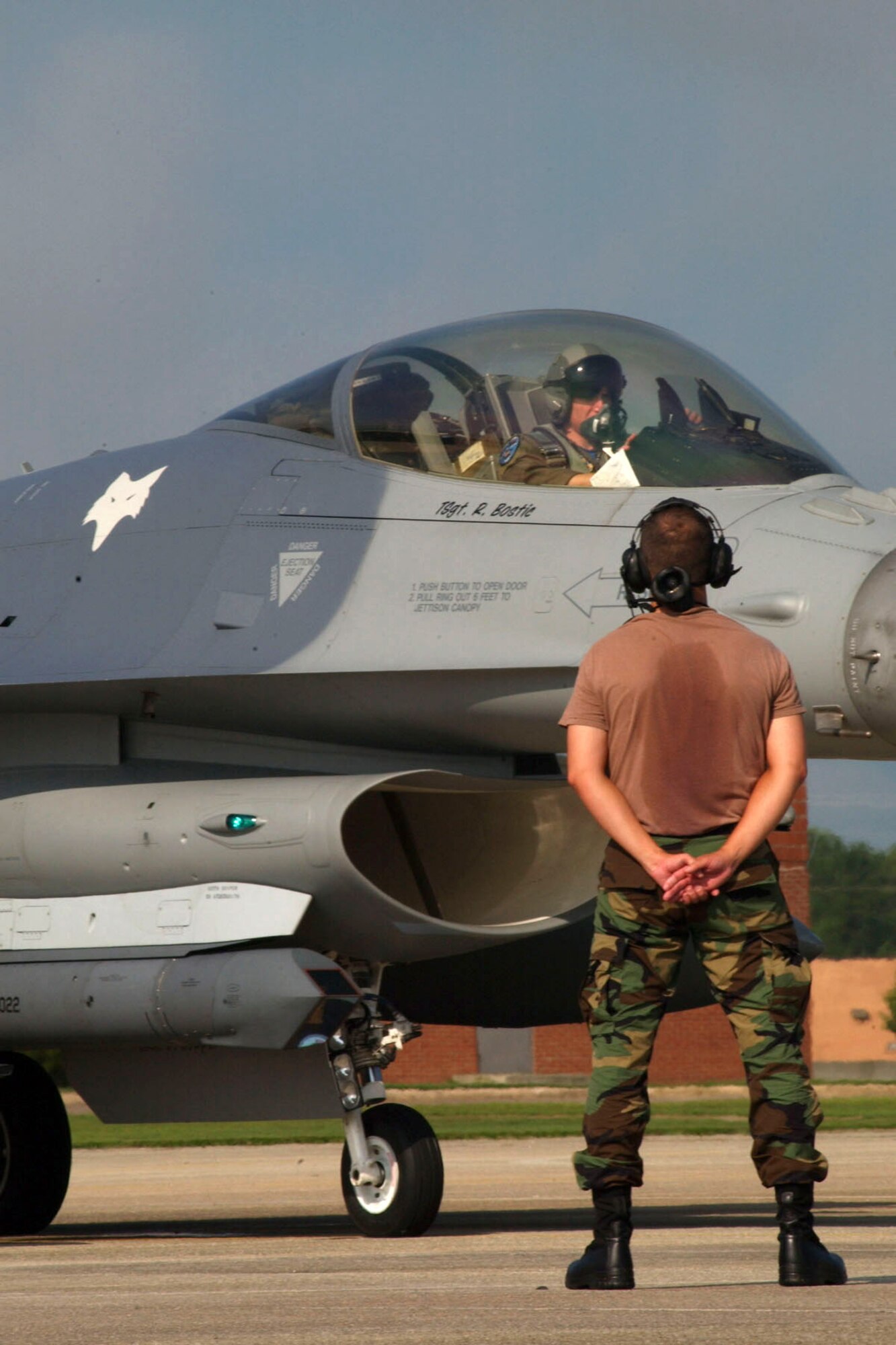 A pilot and his crew chief await clearance for takeoff from McEntire Air National Guard Base, S.C., Aug. 28. Members of the 169th Fighter Wing are filling an Air Expeditionary Force role for Pacific Air Forces. (U.S. Air Force photo/Tech. Sgt. Carol Smith) 
                 