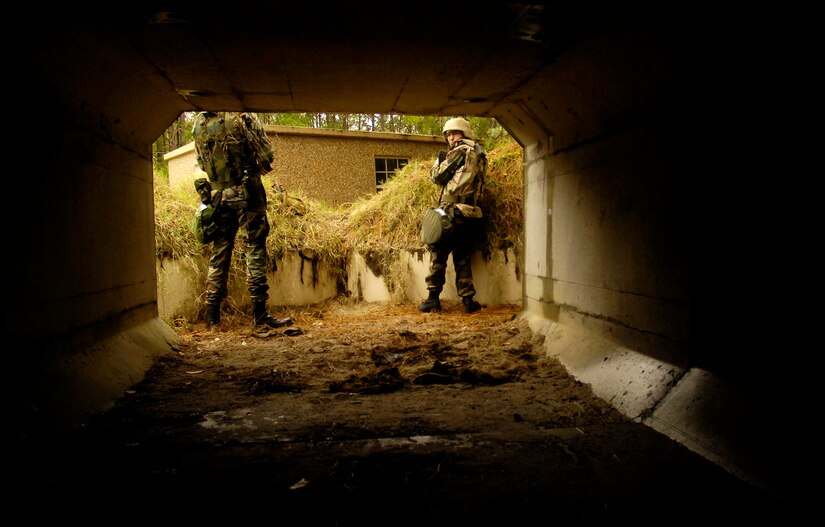 Senior Nicholas Ivy (left) , 437th Aircraft Maintenance Squadron, and Airman 1st Class Heather Coffman (right), 437th Logistics Readiness Squadron, secure a bunker during expeditionary combat skills training at Charleston Air Force Base, Nov. 16, 2006. (U.S. Air Force photo by Staff Sgt. Sarayuth Pinthong)(Released)

