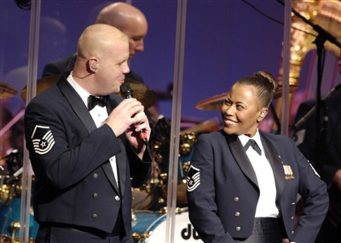 Master Sgts. Ryan Carson and Regina Coonrod, United States Air Force Band singers, perform during a holiday concert at Constitution Hall in Washington Dec. 1, 2006. 