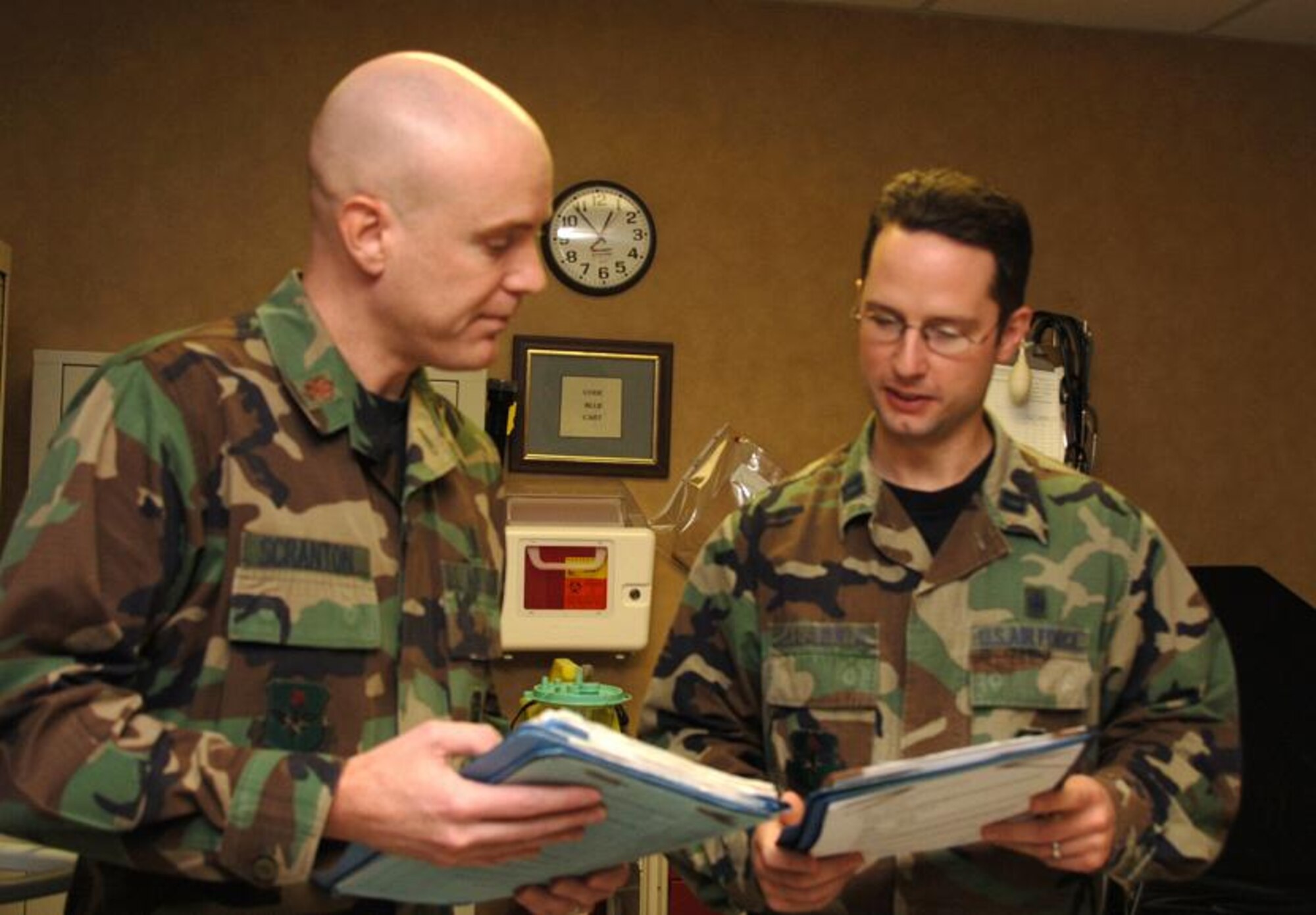 Maj. (Dr.) Stephen Scranton (left) and Capt. (Dr.) Chris Calabria, 759th Medical Operations Squadron, allergy and immunology fellows, discuss symptoms and treatment of a patient Dec. 5 at Wilford Hall Medical Center on Lackland Air Force Base, Texas. The doctors teamed up to win the 15th Annual American College of Allergy, Asthma and Immunology Fellows-in-Training Bowl held Nov. 6 in Philadelphia. (U.S. Air Force photo/Master Sgt. Kimberly Yearyean-Siers)