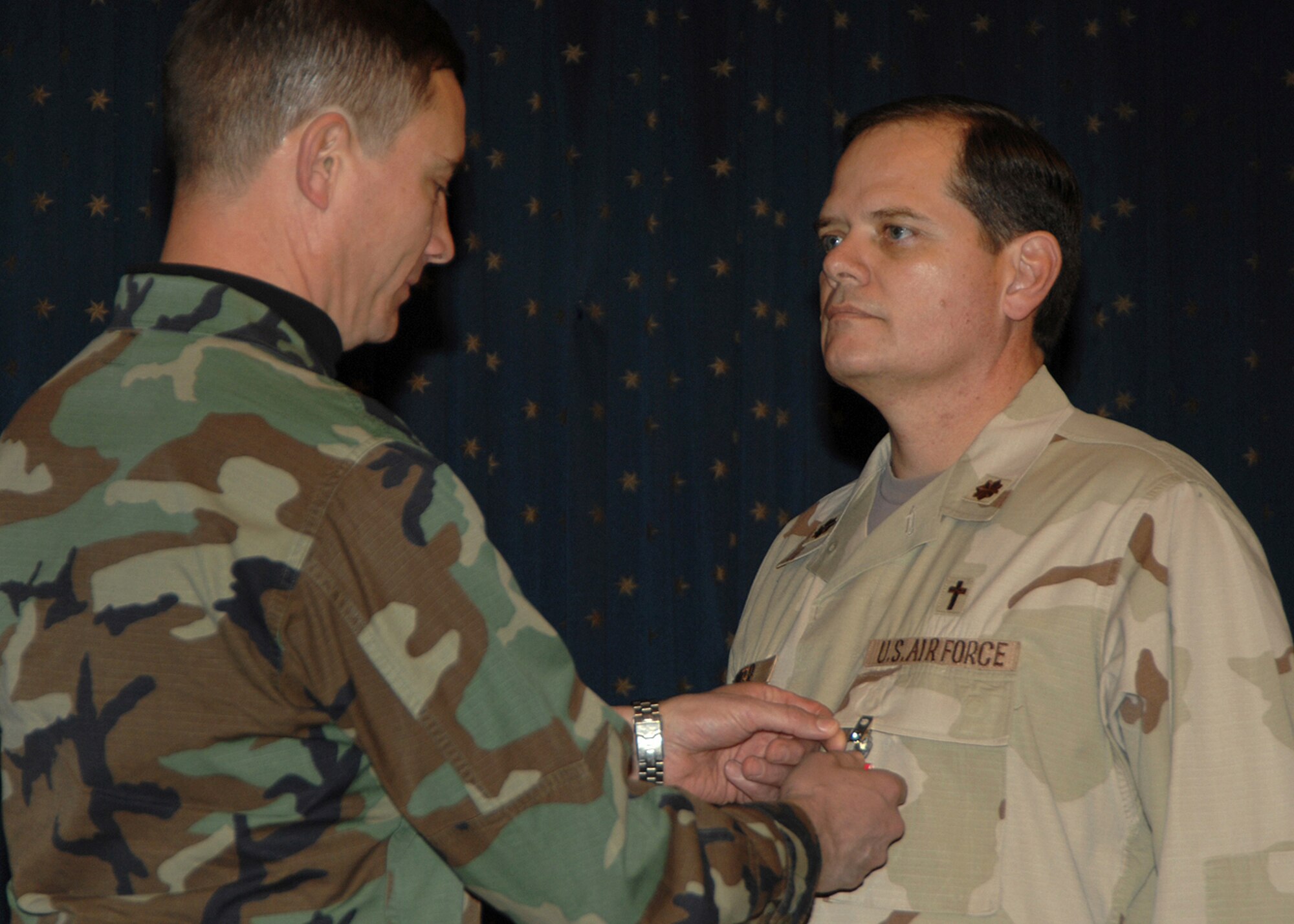 KIRTLAND AIR FORCE BASE, N.M. -- Chap. (Maj.) Thomas Porter, a chaplain with the 377th Air Base Wing, receives a Bronze Star from Col. Robert E. Suminsby, 377th Air Base Wing commander, from his actions while he was deployed in Iraq. While deployed, the chaplain handled the spiritual needs of the servicemembers he was with and worked with the children in the community. (U.S. Air Force photo by Adam Wooten)