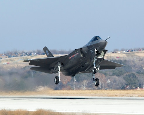 Engineers contribute to F-35 initial flight success > U.S. Air Force ...