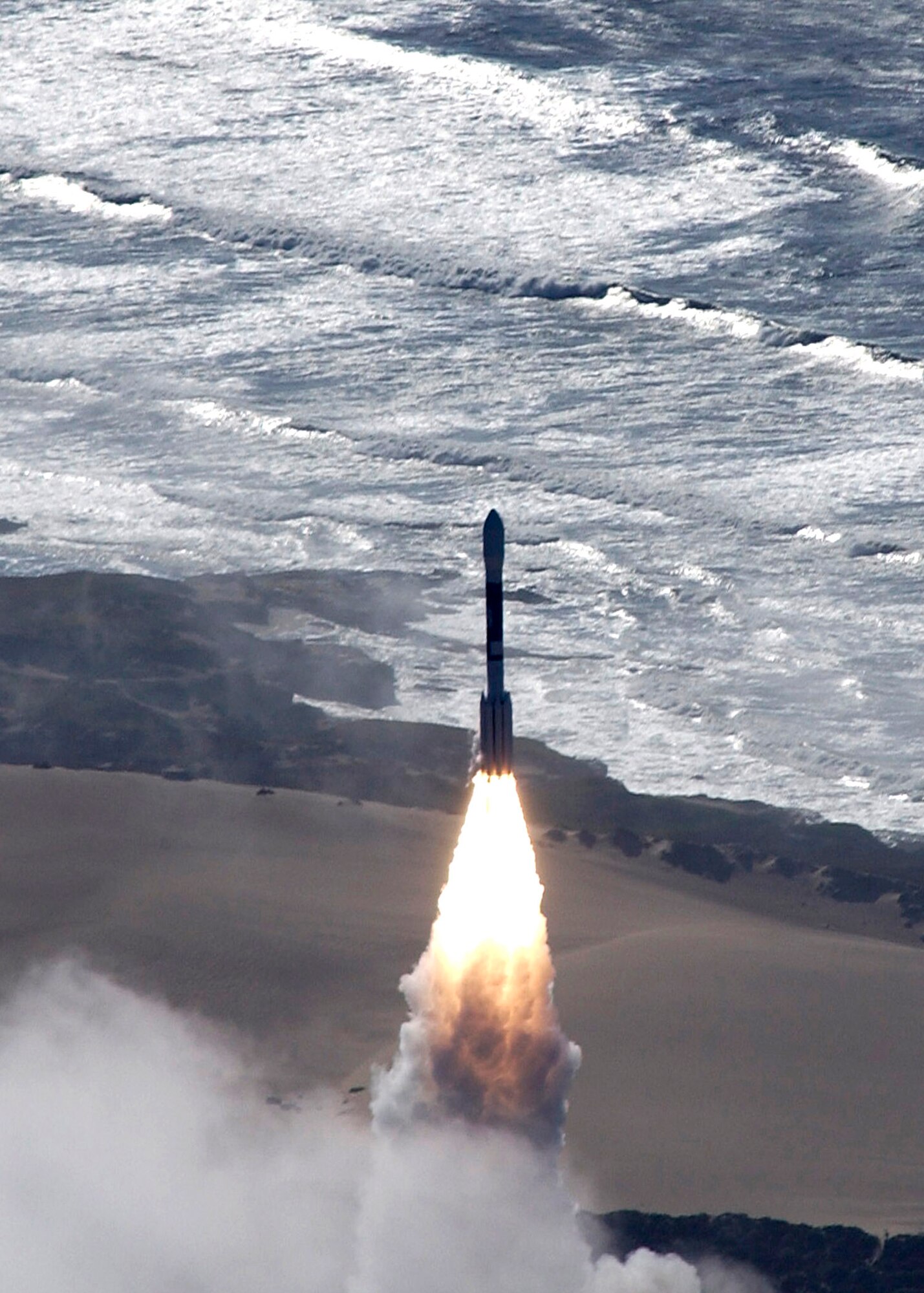 A Delta II rocket carrying a National Reconnaissance Office satellite successfully launches Dec. 14 from Space Launch Complex-2 at Vandenberg Air Force Base, Calif. (U.S. Air Force photo/Master Sgt. Richard Freeland)