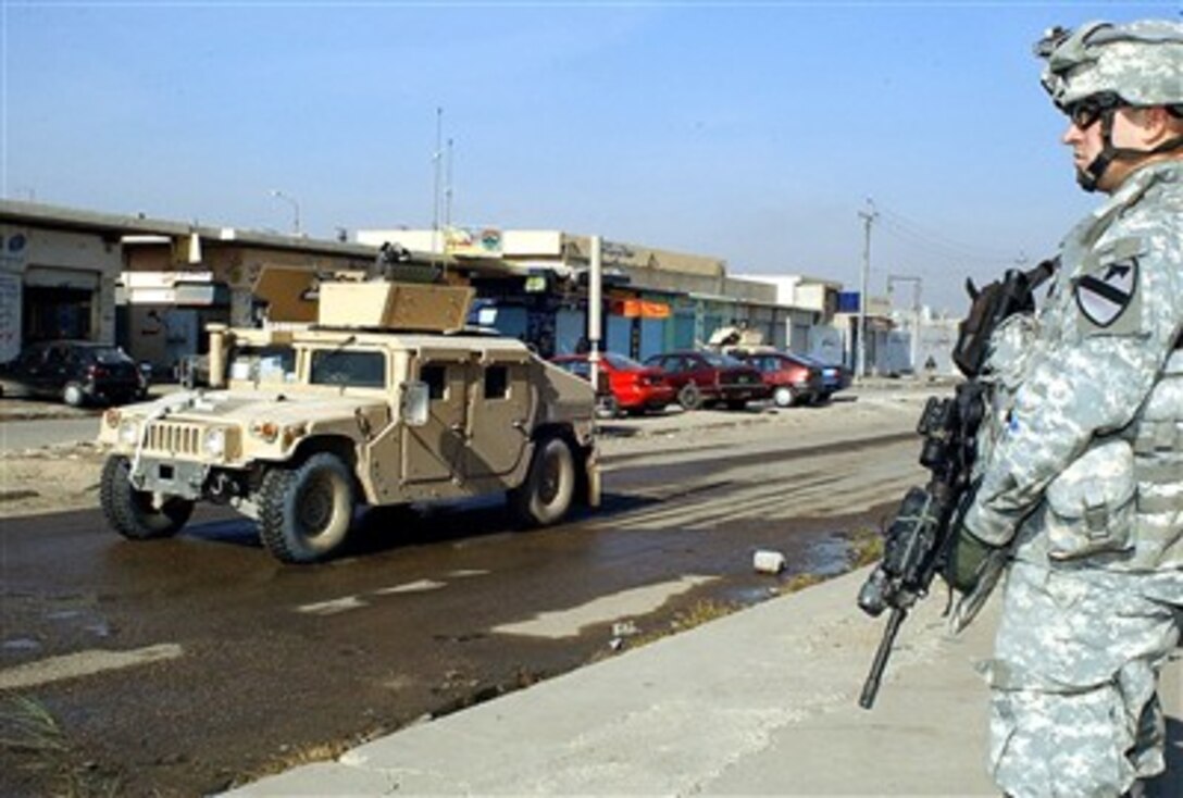 U.S. Army 1st Lt. Andrew Kochli, of Bravo Company, 2nd Battalion, 7th Cavalry Regiment, 4th Brigade Combat Team, 1st Cavalry Division, Fort Bliss, Texas, patrols a street in Mosul, Iraq, Dec. 14, 2006.