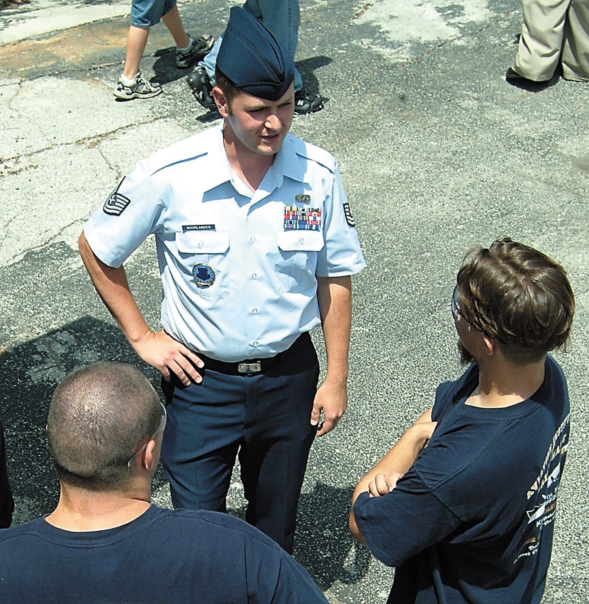 KANSAS CITY, Mo. -- Tech. Sgt. Ryan Noorlander, an Air Force Reserve recruiter with the 442nd Fighter Wing at Whiteman Air Force Base, Mo., discusses Air Force Reserve opportunities with students at a Kansas City aviation school.  Sergeant Noorlander and recruiting team mate, Master Sgt. Jerry Hancock, earned top Air Force Reserve Command recruiting awards in November. US Air Force photo / Master Sgt. Bill Huntington 