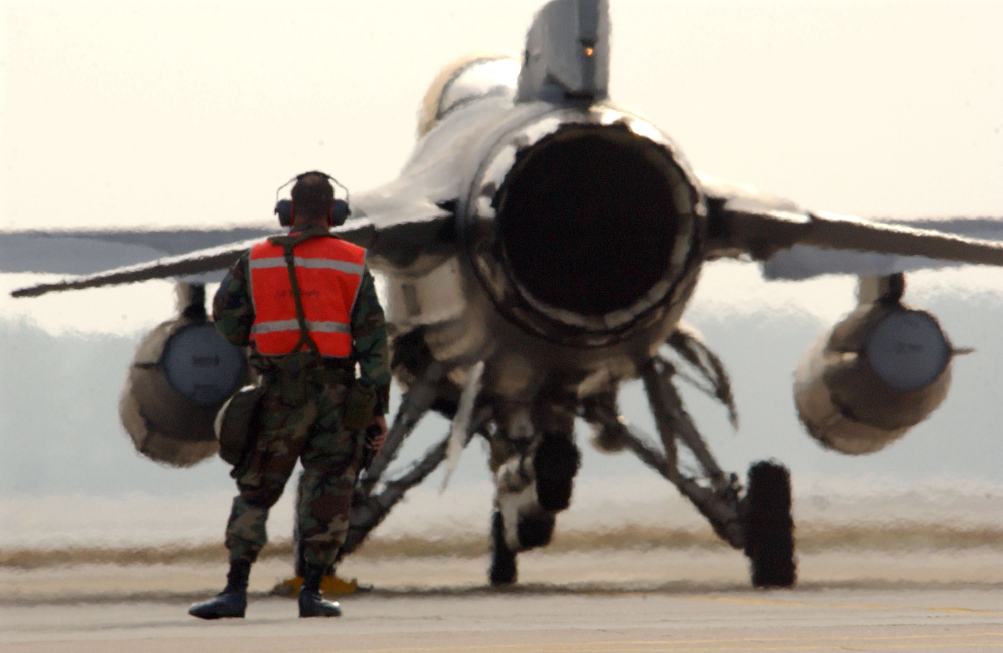 SHAW AIR FORCE BASE, S.C (AFPN) -- Master Sgt. Tracey Shook prepares to launch an F-16 Fighting Falcon on a sortie in support of the Sea Lion 06-07 exercise here.  Sergeant Shook is with the 77th Aircraft Maintenance Unit. (U.S. Air Force photo by Staff Sgt. Nathan Bevier)

